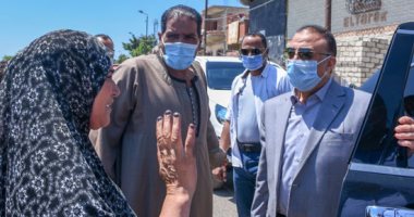 محافظ الإسكندرية يزور منطقة "الأحرار" ويلتقى قاطنيها استعدادا لتطويرها.. صور