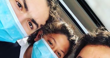 تيم الحسن فى أحدث صورة له مع ابنه ورد بالكمامة بعد دعمه ليصبح عالم فيزياء