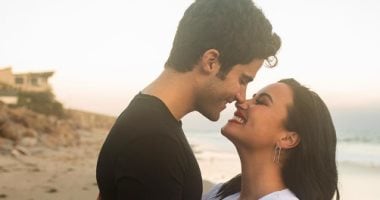 المغنية ديمى لوفاتو وخطيبها فى أول ظهور بعد الخطوبة.. بنفس لون اللبس والكمامة