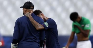 شاهد.. نيمار يساعد مبابى المصاب على ارتداء الميدالية بعد التتويج بكأس فرنسا