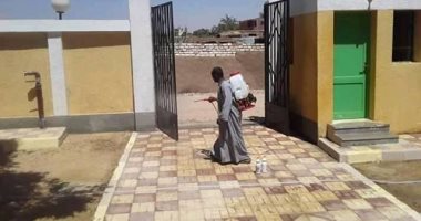 أهالى قرية الشبيكه بأسوان يطهرون الشوارع ضد كورونا