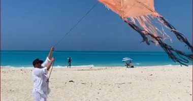 هالة صدقى تستمتع بإجازتها على البحر بطائرة ورقية: الحبل قصير والطائرة تقيلة
