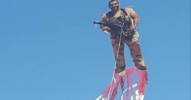 صور.. طائرة ورقية تحمل مجسما للشهيد أحمد منسى ترفرف فى سماء البحيرة