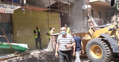 صور.. رئيس حى الدقى يشن حملة لرفع إشغالات الباعة الجائلين بشارع سليمان جوهر