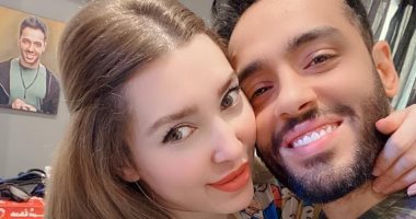 "مفيش ولا ميزة مش فيكى" .. رامى جمال يهدى أغنية من كلماته لزوجته 