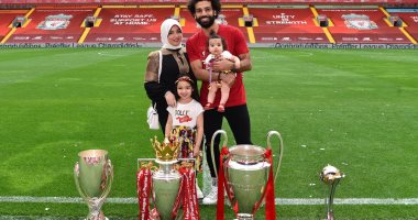 محمد صلاح يحتفل بألقاب ليفربول في "أنفيلد" برفقة زوجته وبناته.. صور