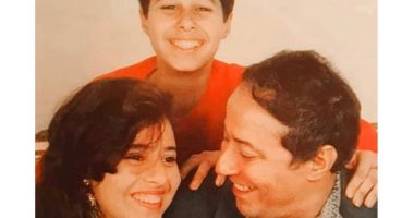من دولاب الطفولة.. أحمد السعدني يستعيد ذكرياته مع والده بصورة