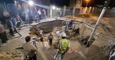 صور.. محافظة الجيزة تجرى إصلاح عطل كهربائى فى محطة مياه إمبابة 