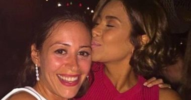 شيرين عبد الوهاب تقبل رأس منة شلبى فى عيد ميلادها: أول فرحتى اتولدت على ايدك