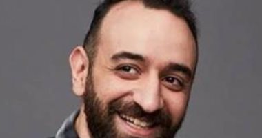 عمرو سلامة يشن هجوما على منتقدى فستان أمينة خليل فى خطوبتها