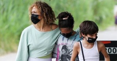 تزامناً مع عيد ميلادها الـ51.. جنيفر لوبيز تقضي وقتها مع أطفالها التوأم في هامبتون