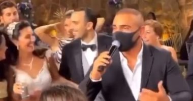 جوزيف عطية يحيى حفل زفاف بالكمامة خوفا من عدوى كورونا.. فيديو