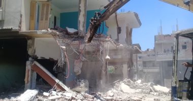 حملة مكبرة لإزالة المبانى المخالفة على مصرف زفتى البحرى بالمحلة.. صور 