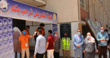كلية التمريض بجامعة أسيوط تودع طلابها بالحلوى والشيكولاته.. صور
