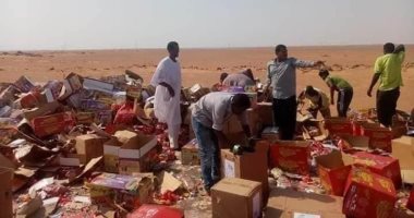 ملوك الجدعنة.. أهالى أسوان ينقذون سيارة محملة شيكولاتة بعد انقلابها فى طريقها للسودان