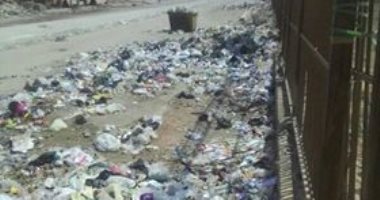 سيبها علينا.. شكوى من تراكم القمامة فى مساكن عثمان بطريق الواحات فى أكتوبر