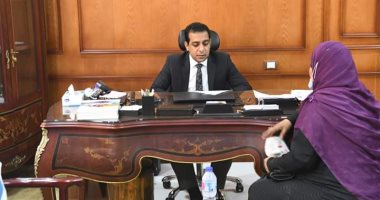 نائب محافظ قنا يستقبل مواطنين للاستماع إلى شكواهم والعمل على حلها