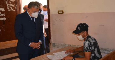محافظ المنيا يتابع امتحانات الدبلومات الفنية بعدد من اللجان بمركز العدوة