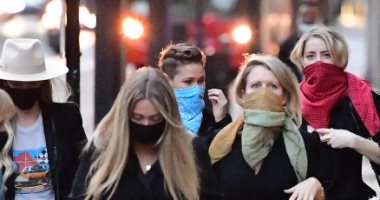 "أمبر هيرد" مع اختها وفريقها القانونى فى عزومة على أكلة صينى..صور