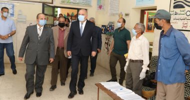 صور.. محافظ قنا يطمئن على الإجراءات الإحترازية بلجان الثانوية الفنية