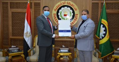 محافظ الدقهلية يتسلم شهادة تقدير من وزارة الشباب والرياضة فى مبادرة "طور وغير"