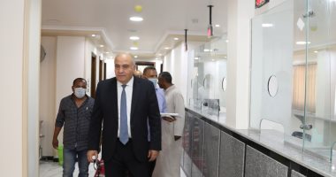 محافظ قنا يتفقد مكتب تصديقات الخارجية والممشى التجارى.. صور 