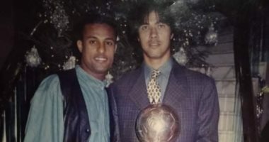 مدرب منتخب مصر يهنئ أشرف قاسم بعيد ميلاده بصورة مع كأس بطولة إفريقيا 1996