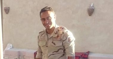 كلنا جيش مصر .." طارق" من محافظة الدقهلية يشارك صورته بالزى العسكرى