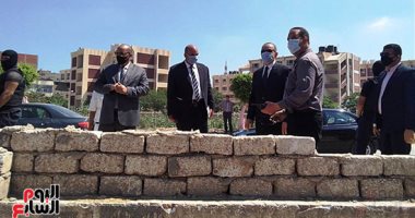 غلق عدد من المحلات للمخالفة وإزالة التعديات على الطريق بكفر الشيخ.. صور