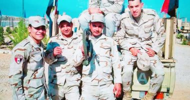 كلنا جيش مصر.. "أحمد" يشارك صحافة المواطن صورته بالزى العسكرى مع زملائه