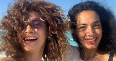داليا مصطفى وشقيقتها فى الساحل.. فولة وانقسمت نصين