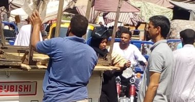 حملة لإزالة الإشغالات والتعديات فى حى شرق مدينة كوم أمبو
