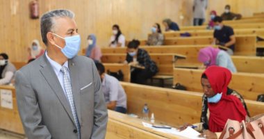 جولة تفقدية لرئيس جامعة جنوب الوادى لامتحانات كليتى التجارة والتربية