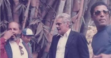 ذكرى رحيل محمد خان.. صورة نادرة تجمعه بعمر الشريف وأحمد زكى ..اعرف قصتها