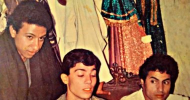 حكاية صورة.. "شهاب" يروى قصة صورة تجمع والده بالفنان خالد النبوى