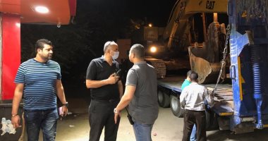صور.. حى الدقى يشن حملة لرفع الاشغالات ويتحفظ على معدات ثقيلة لمقاول هدم