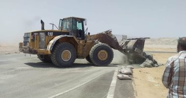 رفع عبوات أسمنتية من طريق الزعفرانة بعد سقوطها من شاحنة في رأس غارب.. صور