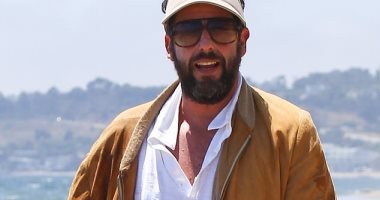 ادم ساندلر بجاكت وشورت على شاطئ البحر .. بردان ولا حران x صورتين 