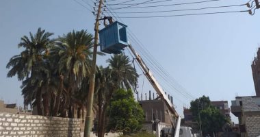 تركيب كشافات إنارة لمداخل قرى السلامية فى نجع حمادى بقنا