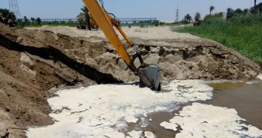 صور.. حماية النيل بالأقصر تنفذ 6 قرارات ردم لحرم النهر فى خور العليقات