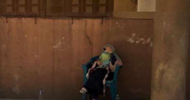 نجاة الصغيرة بالنقاب أمام عمارة الزمالك المتصدعة..صور