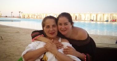 أحدث ظهور للفنانة بوسى برفقة ابنتها مى نور الشريف: "أمى و صحبتى"
