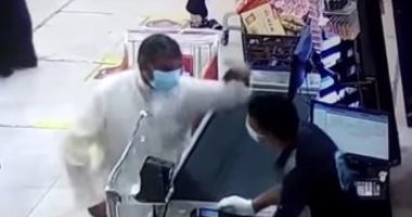 التفاصيل الكاملة لواقعة صفع مصرى بالكويت.. رئيس جمعية صباح الأحمد والشاب المصرى يسجلان قضية ضد المعتدى.. وليد صلاح: لن أتنازل عن حقى.. ووزيرة الهجرة تؤكد تقديرها لسرعة تعامل القنصلية والسلطات الكويتية مع الحادث