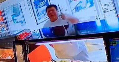 لصوص لكن ظرفاء.. مراهق يقتحم مطعما بسكين من أجل "كيس بطاطس".. فيديو
