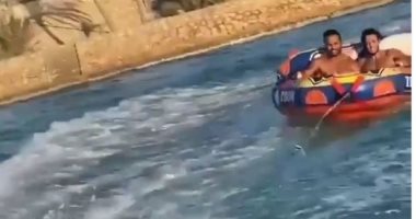 شاهد لحظة سقوط كريم فهمى ومحمد هانى فى المياه برحلة بحرية