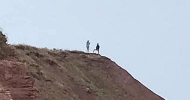 لحظة الرومانسية متتعوضش.. شاب يطلب الزواج من حبيبته فوق جرف متصدع ببريطانيا