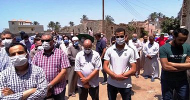 مع السلامة يا حبيبنا .. الحزن يكسو الوجوه فى جنازة طبيب الغلابة بالبحيرة
