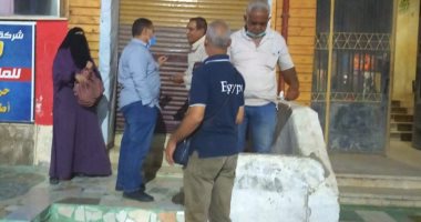 صور.. تشميع 5 محلات تجارية فى حملة مكبرة للوحدة المحلية ببنى سويف