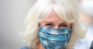 "أخيرا لبست الكمامة".. كاميلا أنيقة فى فستان بالأزرق فى زيارة للمعرض الوطنى