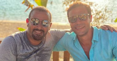شاهد أحمد السقا فى أحدث ظهور له بصحبة محمد إمام على أحد الشواطئ